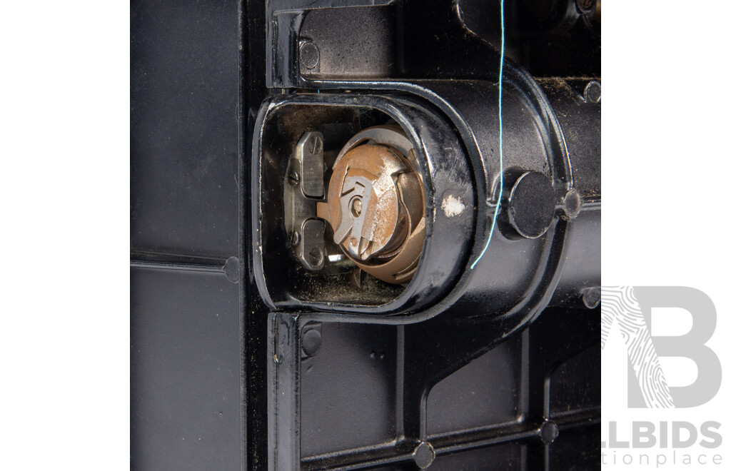 Vintage Singer Featherweight 222k Sewing Machine in Case