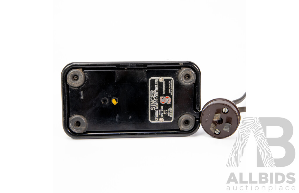 Vintage Singer Featherweight 222k Sewing Machine in Case