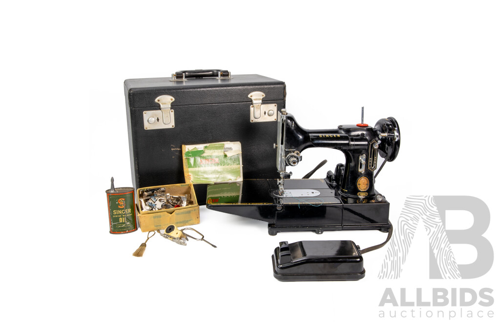 Vintage Singer Featherweight 222K Sewing Machine in Case