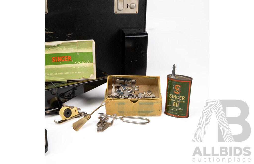 Vintage Singer Featherweight 222K Sewing Machine in Case