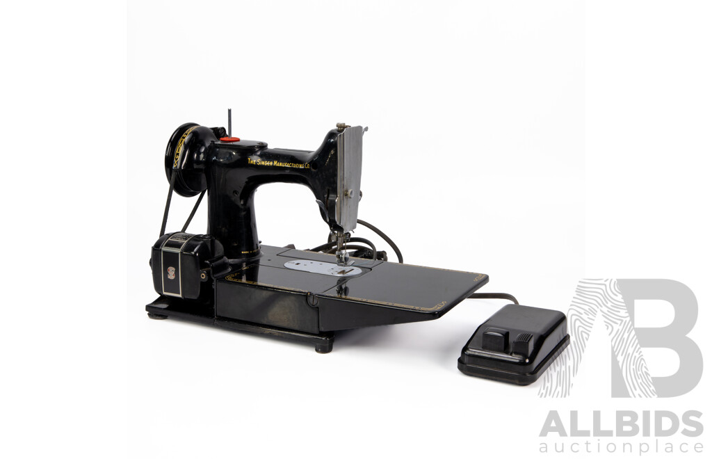 Vintage Singer Featherweight 222K Sewing Machine in Case