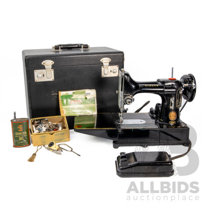 Vintage Singer Featherweight 222K Sewing Machine in Case