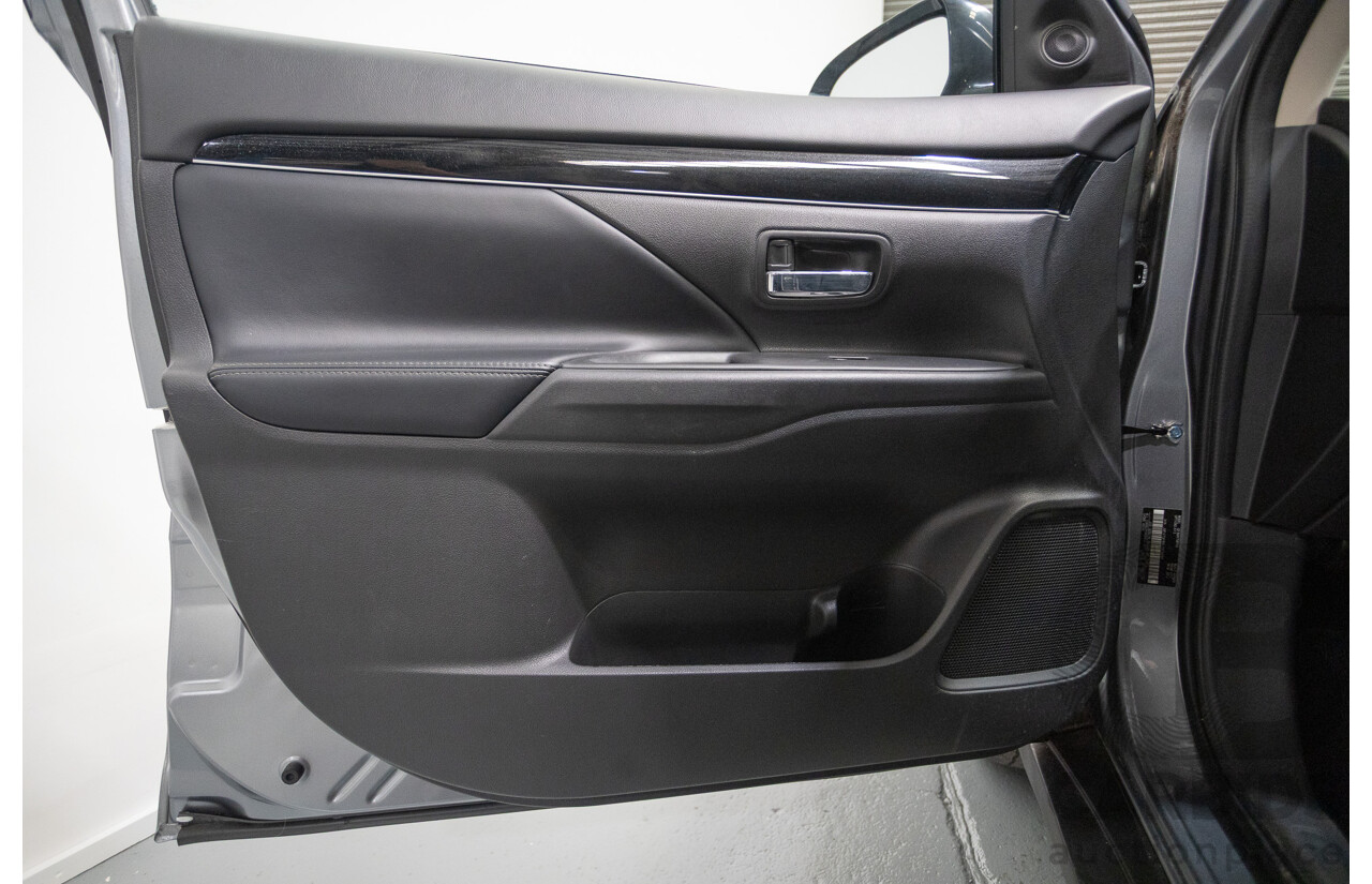 04/2020 Mitsubishi Outlander LS ZL MY20 4D Wagon Grey 2.4L - 7 Seats