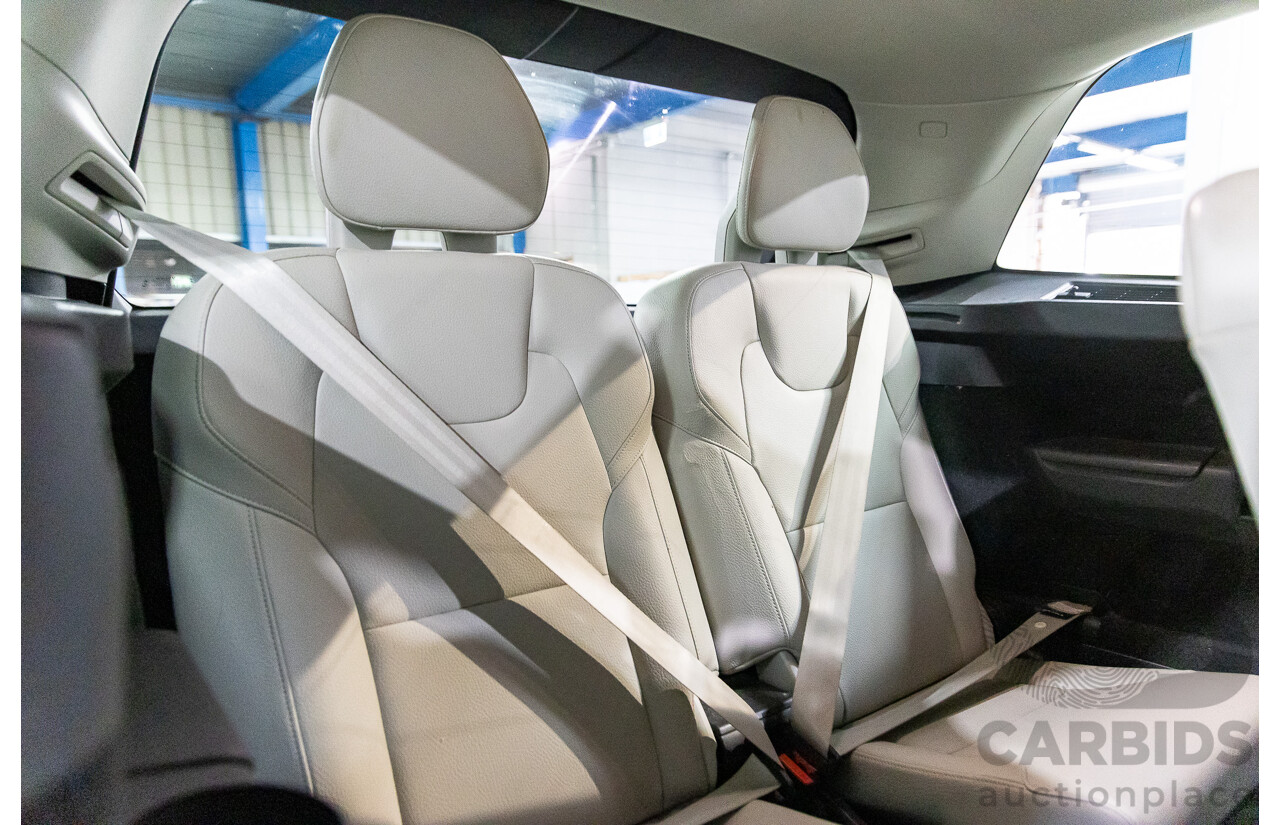 07/2019 Volvo XC90 D5 Momentum (AWD) 256 MY20 4d Wagon Magic Blue Metallic Turbo Diesel 2.0L