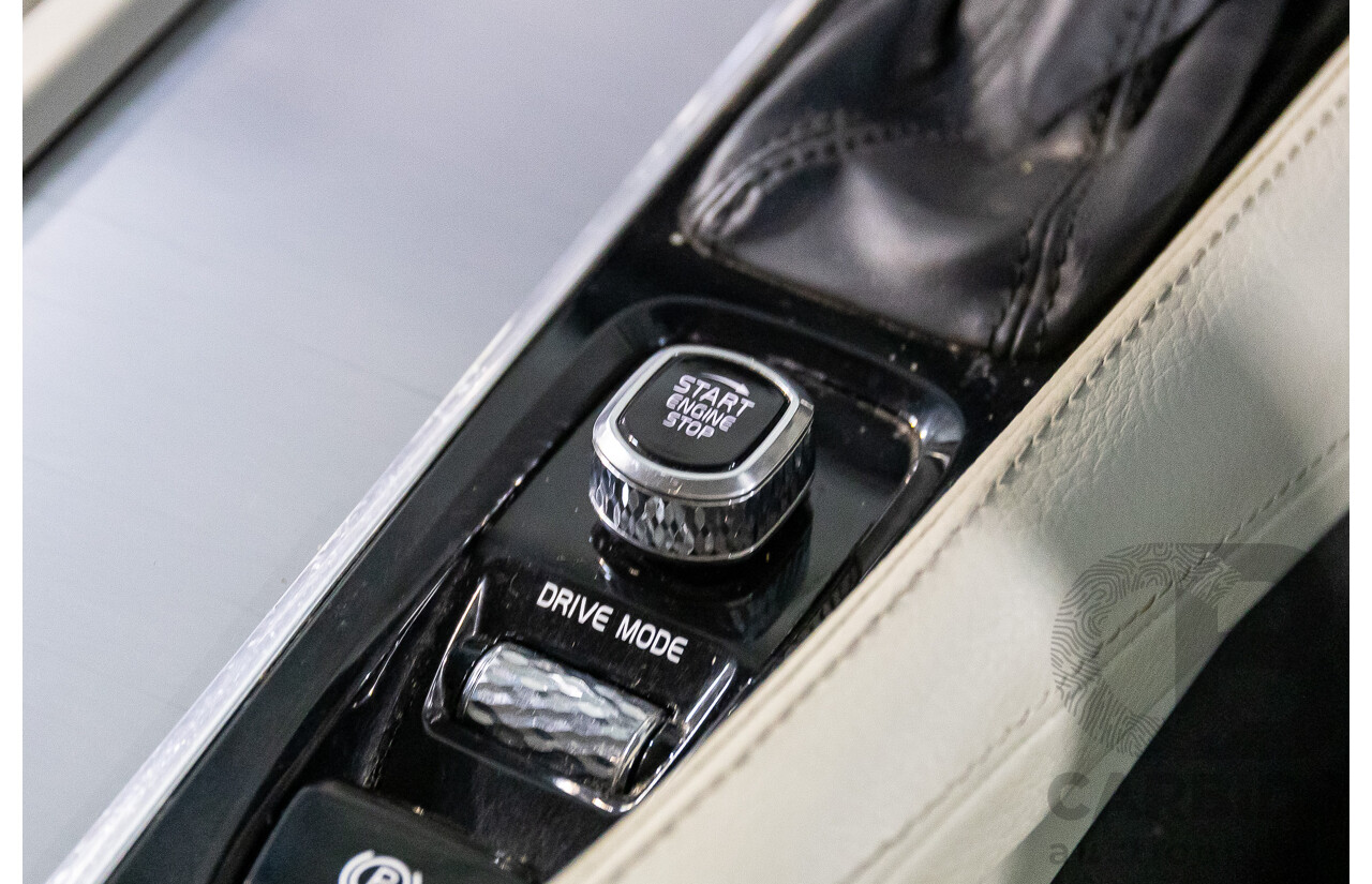 07/2019 Volvo XC90 D5 Momentum (AWD) 256 MY20 4d Wagon Magic Blue Metallic Turbo Diesel 2.0L