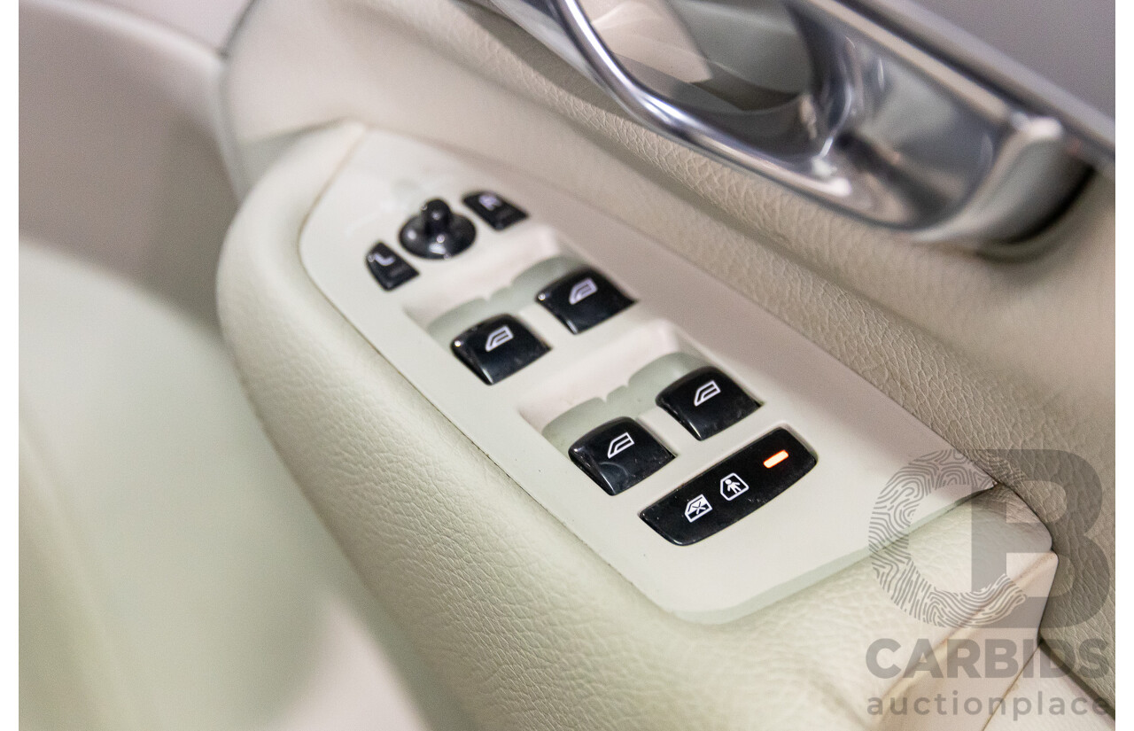 07/2019 Volvo XC90 D5 Momentum (AWD) 256 MY20 4d Wagon Magic Blue Metallic Turbo Diesel 2.0L