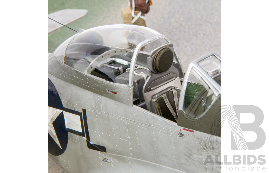 North American 1945 P51 D Mustang IV Model in Perspex Case - 1:24 Scale