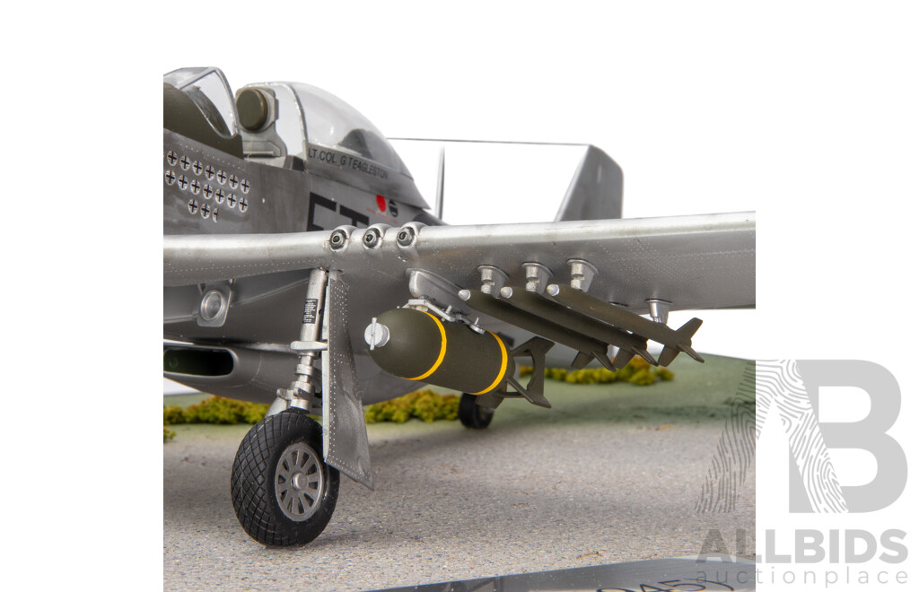 North American 1945 P51 D Mustang IV Model in Perspex Case - 1:24 Scale