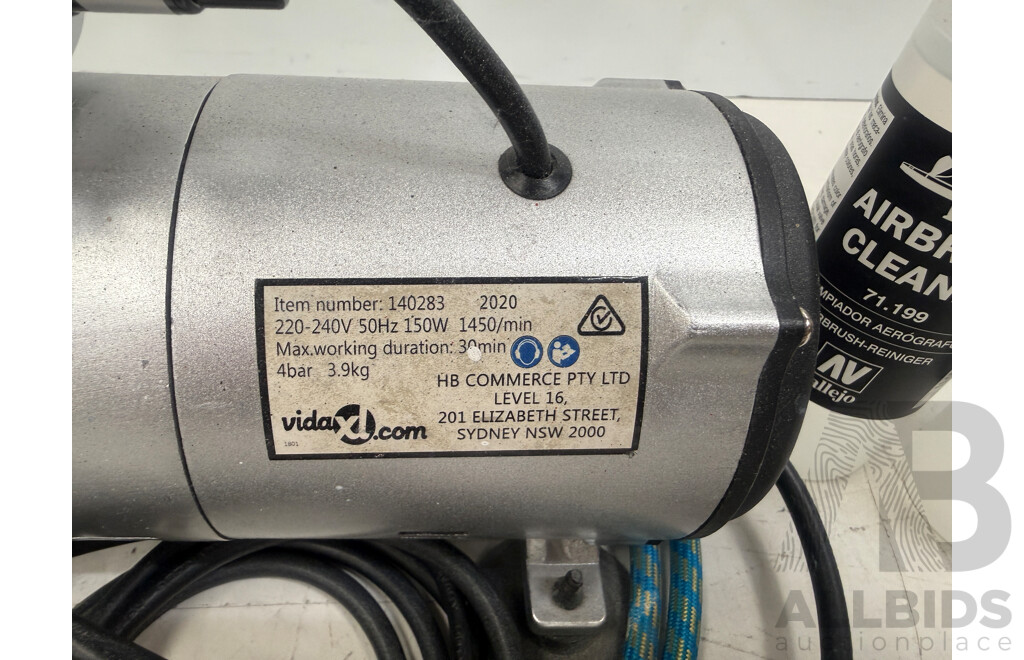Badger Patriot 105 Gravity Feed Detail Nozzle Airbrush Powered by Vida 240V Compressor & Adjustable Regulator & 2 X Stands & 2x Bottles Airbrush Cleaner & 3Ml Eye Droppers