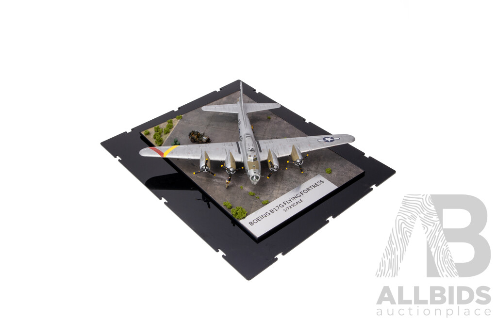 Model Boeing B17G Flying Fortress on Runway in Perspex Case - 1:72 Scale