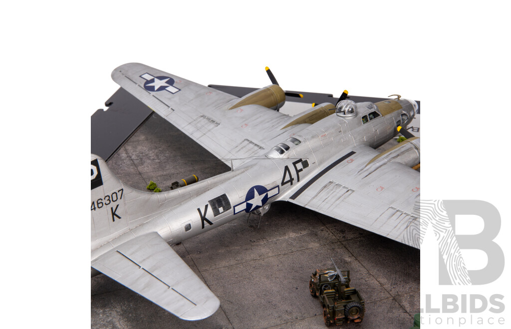 Model Boeing B17G Flying Fortress on Runway in Perspex Case - 1:72 Scale