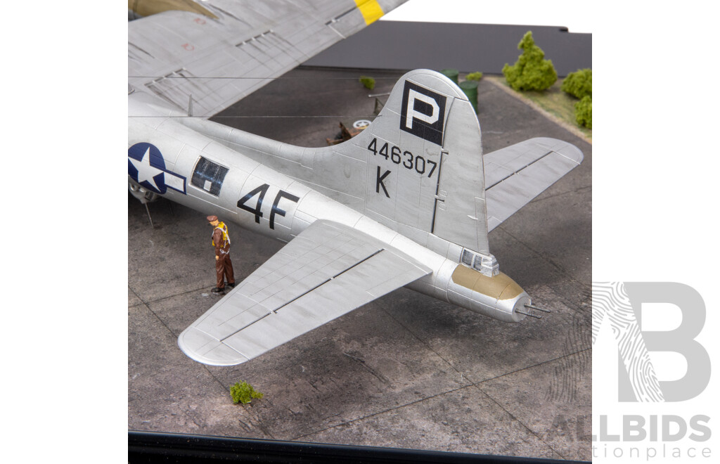 Model Boeing B17G Flying Fortress on Runway in Perspex Case - 1:72 Scale