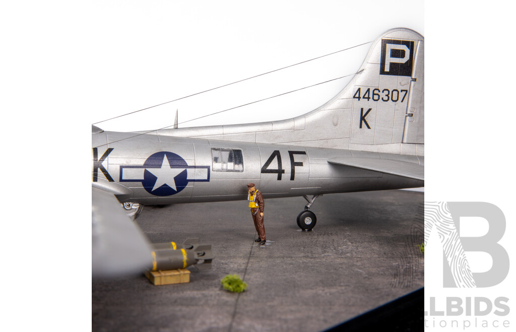 Model Boeing B17G Flying Fortress on Runway in Perspex Case - 1:72 Scale