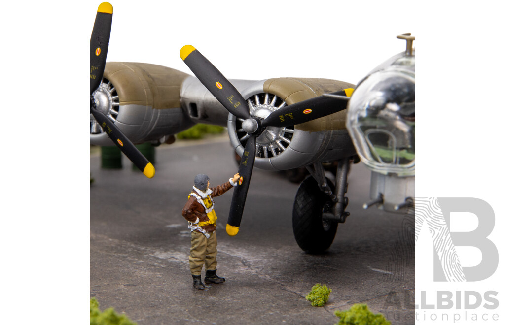 Model Boeing B17G Flying Fortress on Runway in Perspex Case - 1:72 Scale