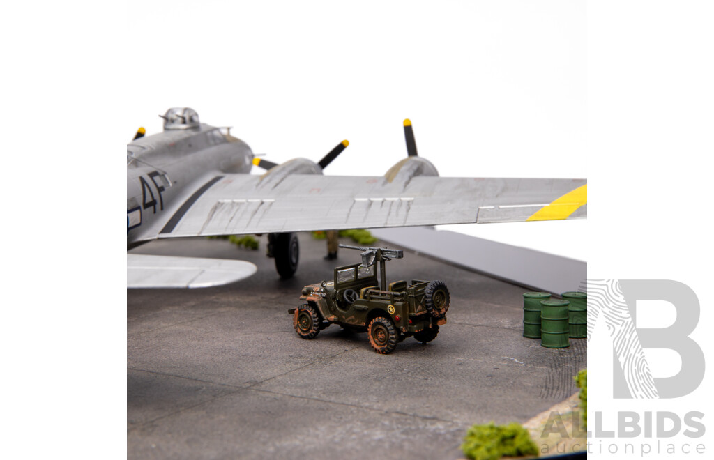 Model Boeing B17G Flying Fortress on Runway in Perspex Case - 1:72 Scale