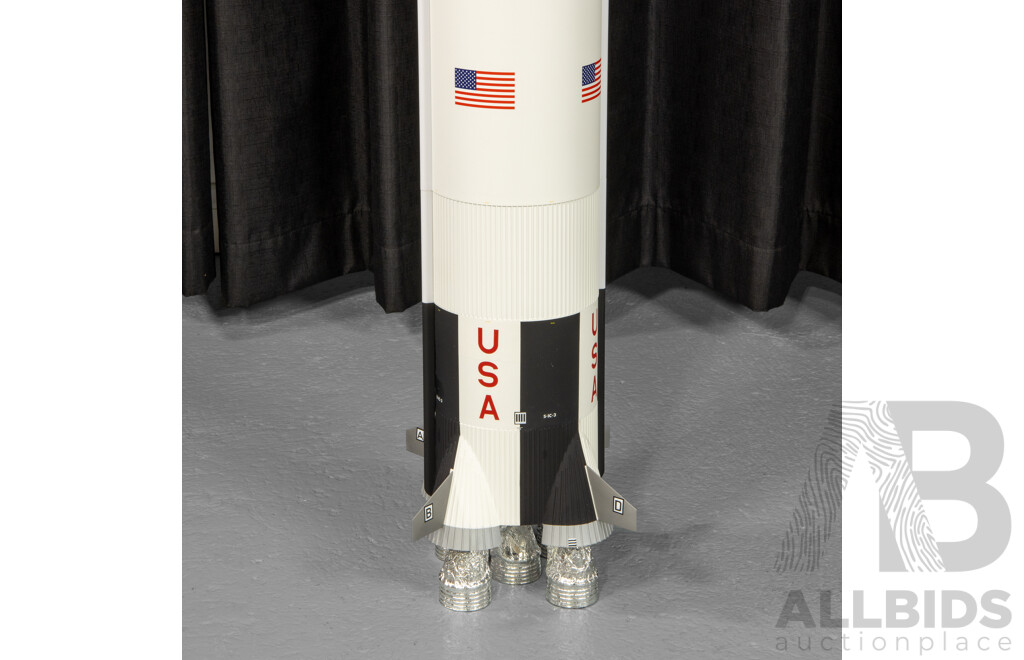 NASA Apollo Saturn V Moon Rocket - 1:144 Scale