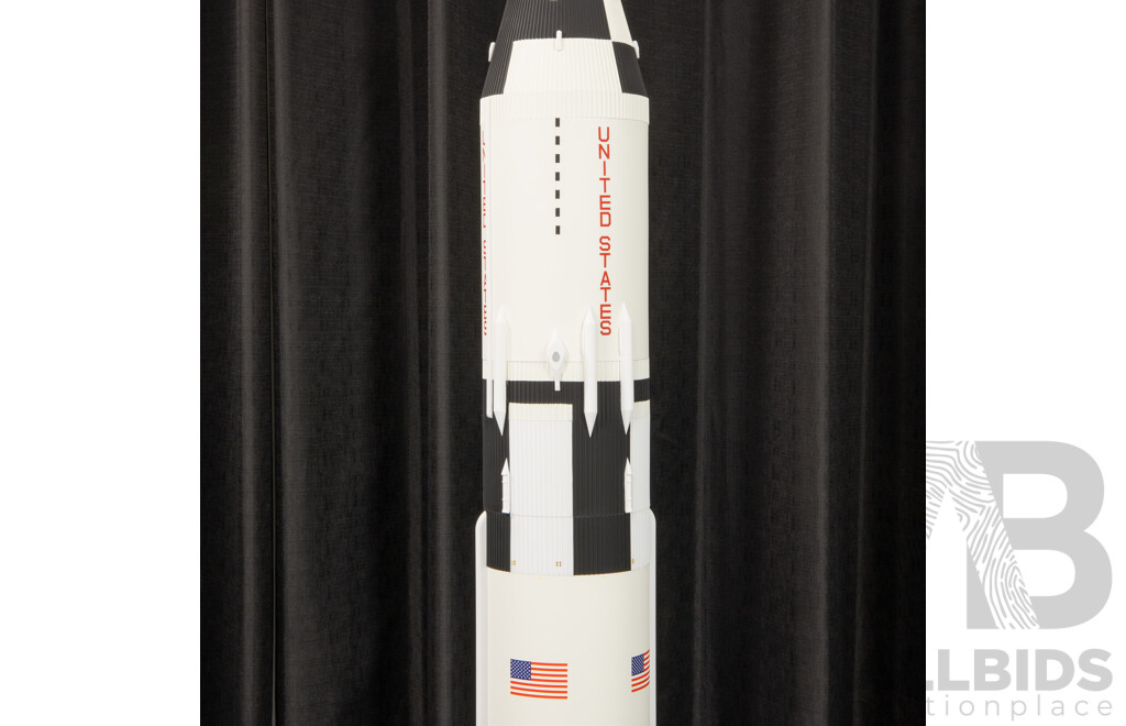 NASA Apollo Saturn V Moon Rocket - 1:144 Scale