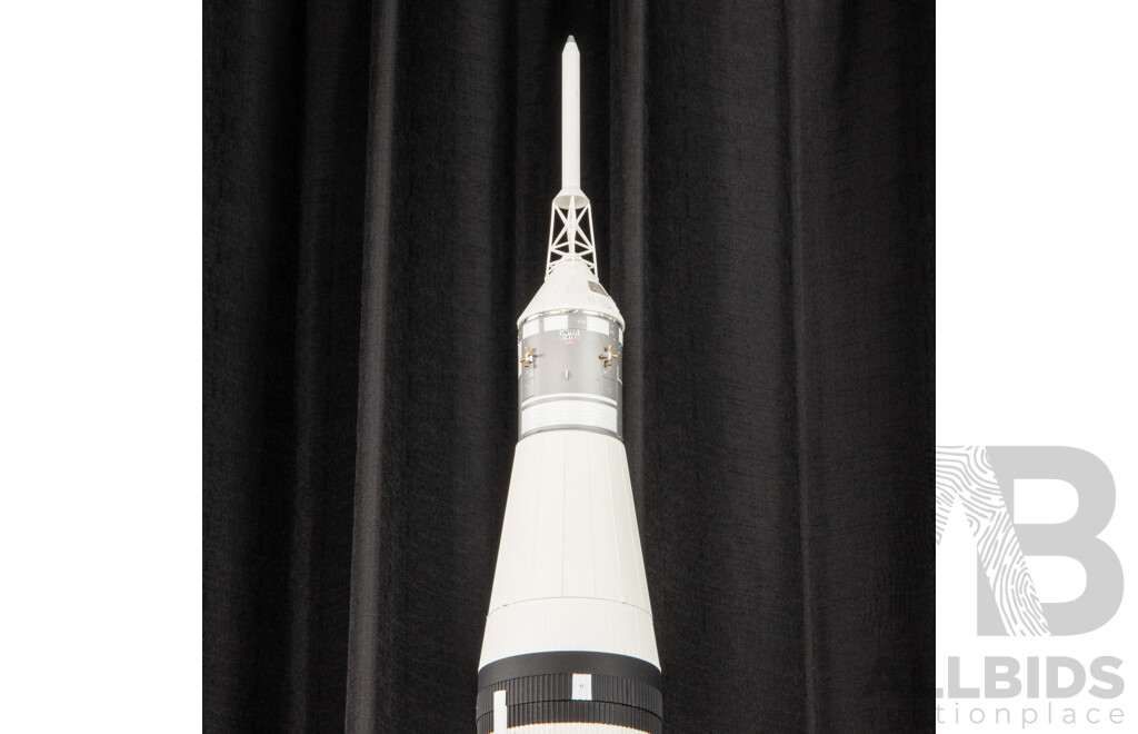 NASA Apollo Saturn V Moon Rocket - 1:144 Scale