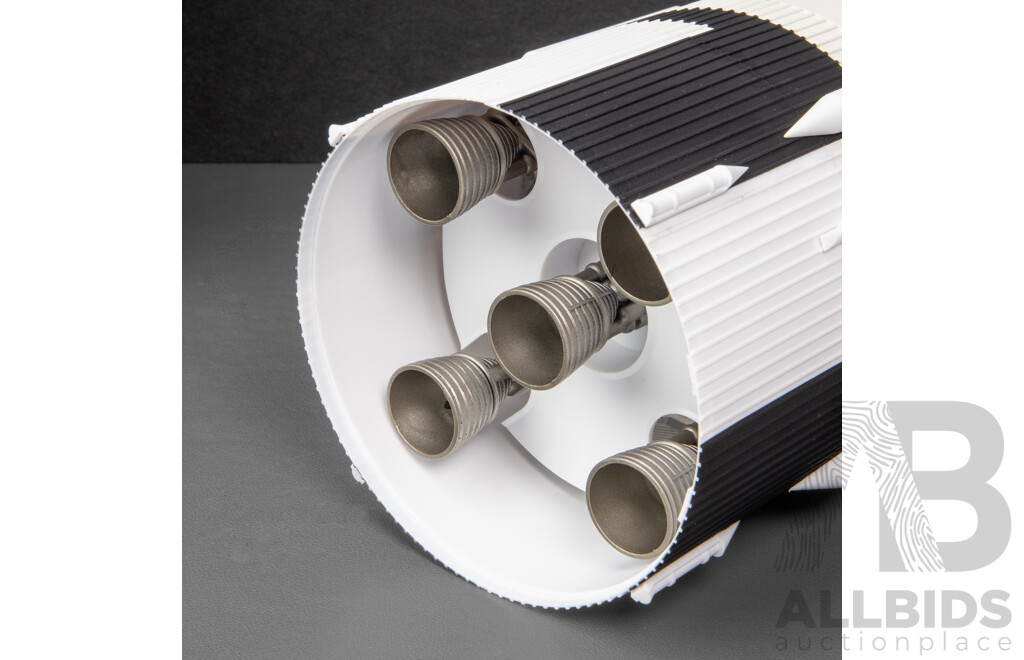 NASA Apollo Saturn V Moon Rocket - 1:144 Scale