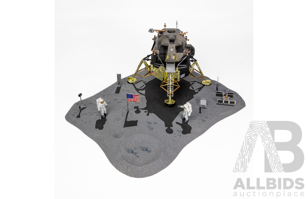 NASA 1972 Apollo 11 Moon Landing Diorama - 1:48 Scale