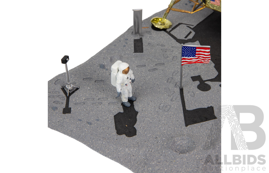 NASA 1972 Apollo 11 Moon Landing Diorama - 1:48 Scale