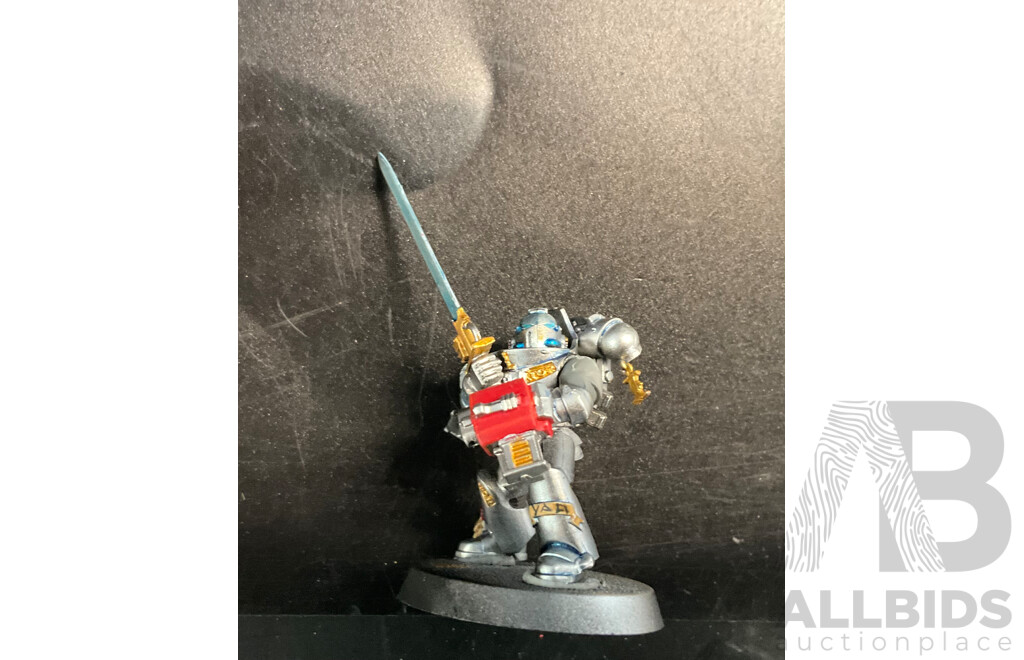 Avengers Power Punch Hulk & DC Comics Greg Capullo & Gintoki Sakata Statue & Assorted Games Workshop Miniatures