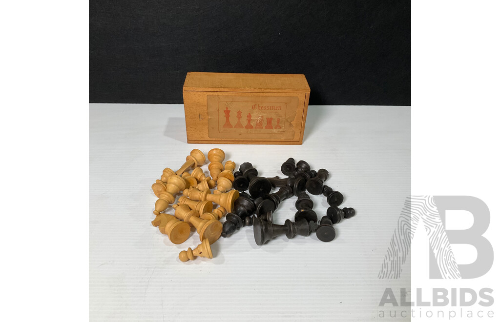 Chessmen Wooden Chess Pieces and Box