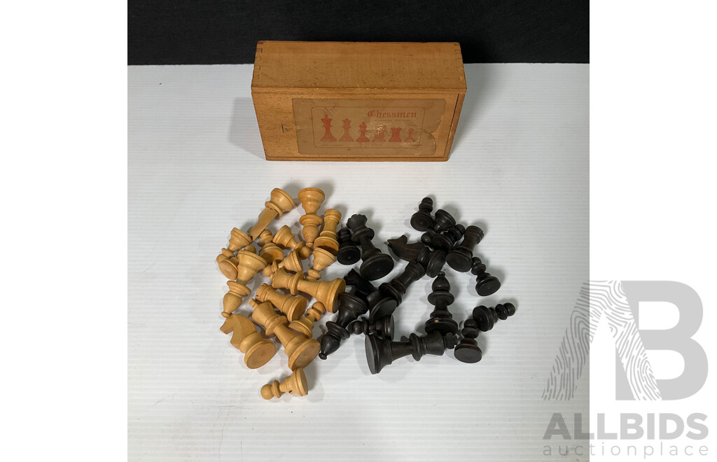 Chessmen Wooden Chess Pieces and Box