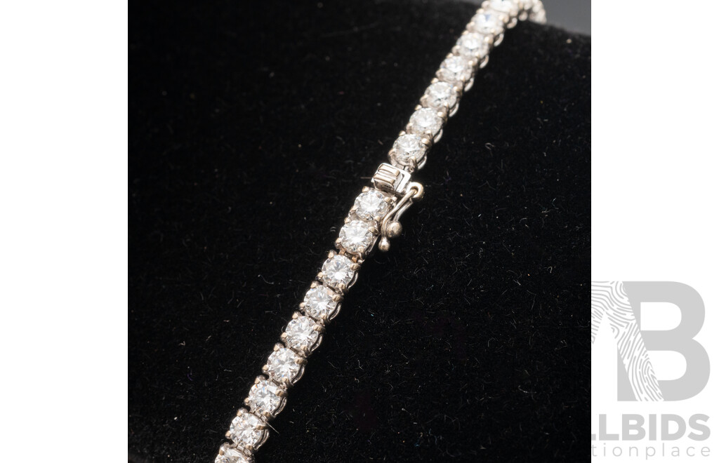 LIVE AUCTION 1   18ct White Gold Diamond Tennis Bracelet. Length - 17.5cms