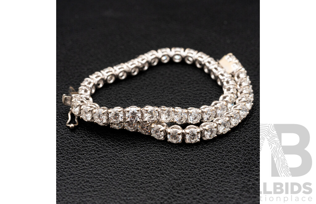 LIVE AUCTION 1   18ct White Gold Diamond Tennis Bracelet. Length - 17.5cms