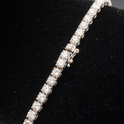 LIVE AUCTION 1   18ct White Gold Diamond Tennis Bracelet. Length - 17.5cms