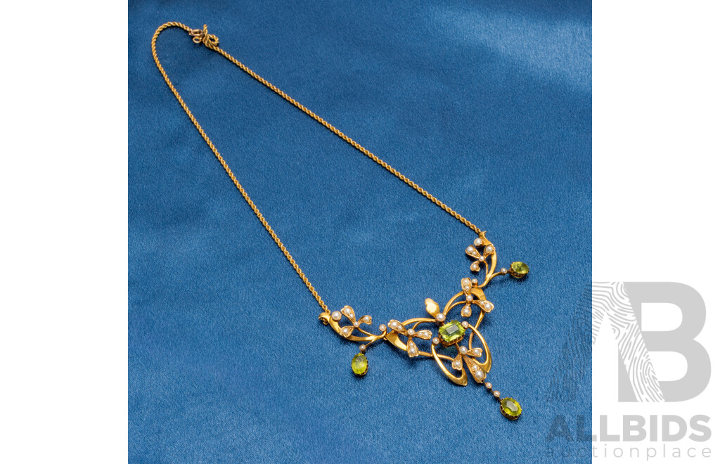 15ct Yellow Gold Vintage Pearl and Peridot Necklace - 13.55gms