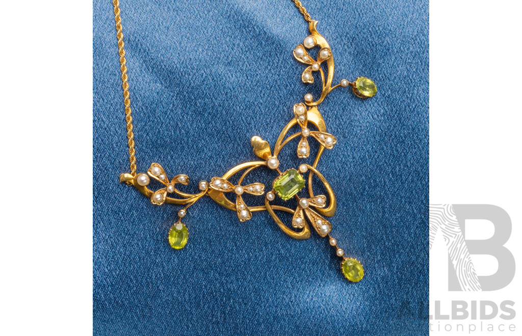 15ct Yellow Gold Vintage Pearl and Peridot Necklace - 13.55gms