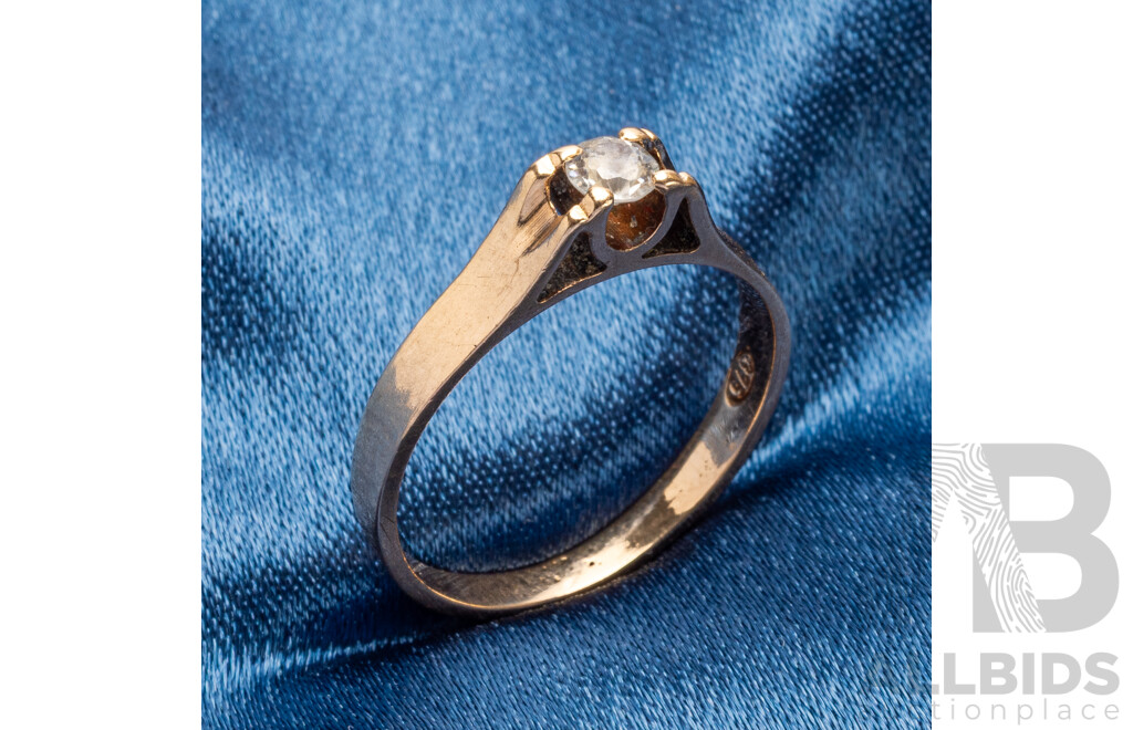 9ct Yellow Gold with White Sapphire Solitaire - Size M