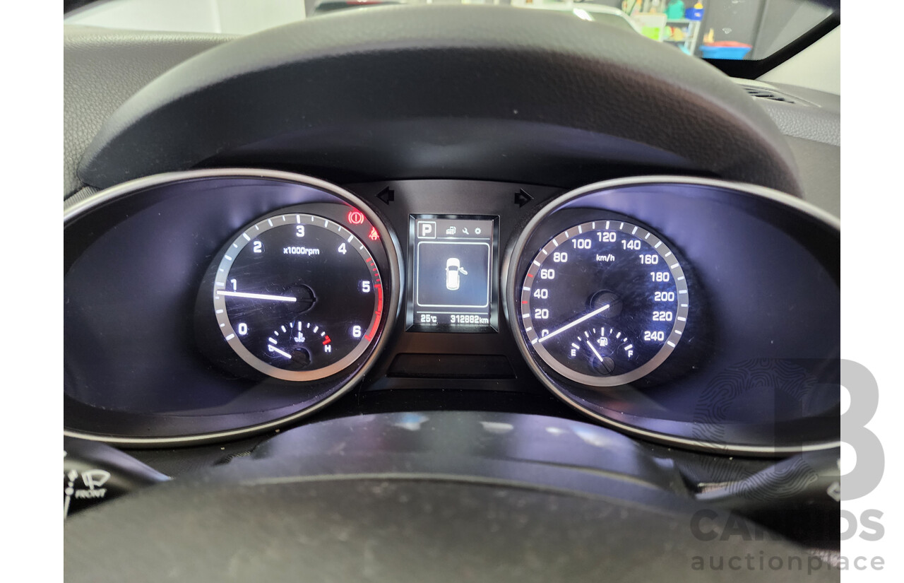 10/2016 Hyundai Santa Fe Active CRDi (4x4) DM SERIES II (DM3) 4d Wagon White 2.2L