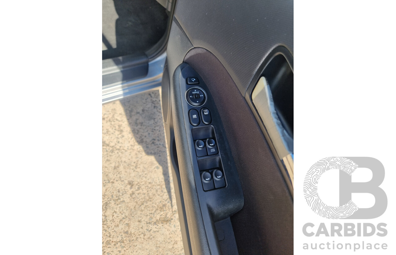 2/2011 Hyundai i30 SLX 1.6 CRDi FD MY11 4d Wagon Hyper Silver Metallic Turbo Diesel 1.6L