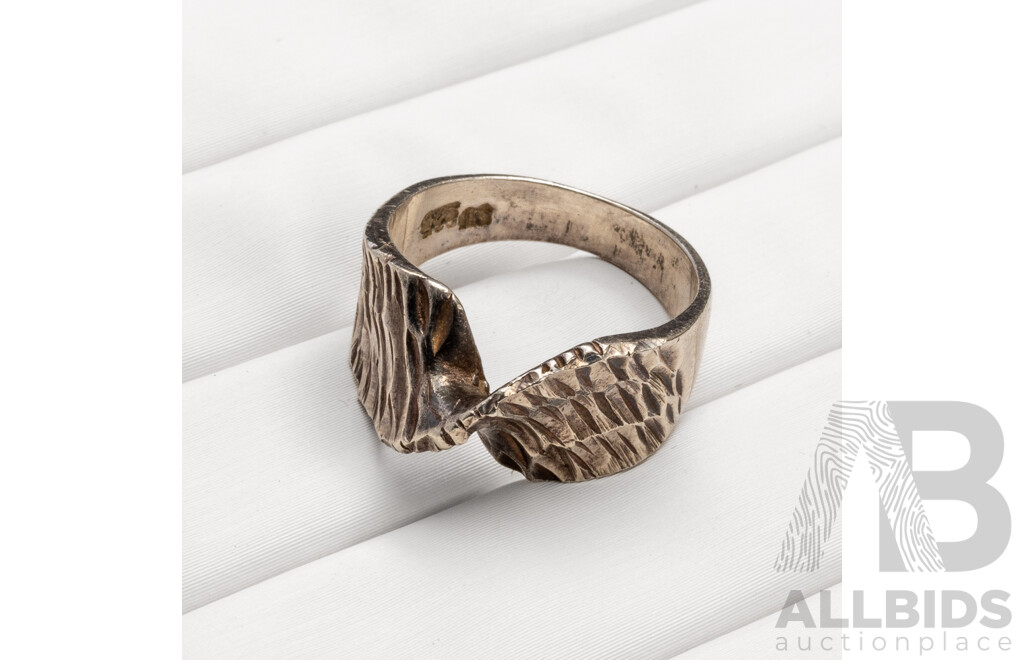 Vintage 925 Sterling Silver Handmade Brutalist Crossover Ring - by Robert Larin, Canada