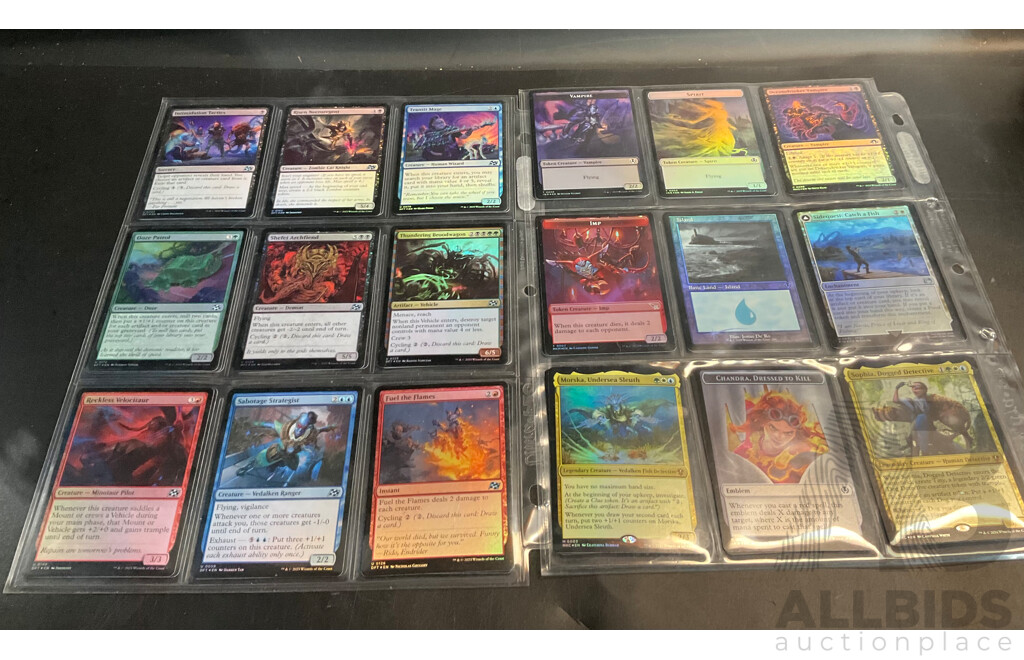Magic: the Gathering Over 120 Foil Cards with 700 Loose Trading Cards
