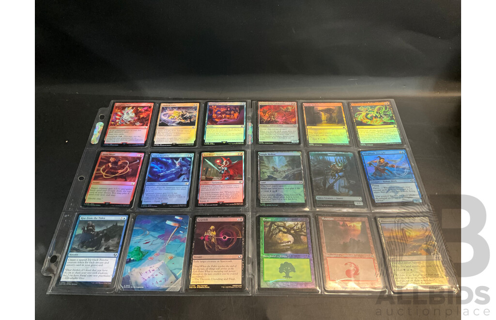 Magic: the Gathering Over 120 Foil Cards with 700 Loose Trading Cards