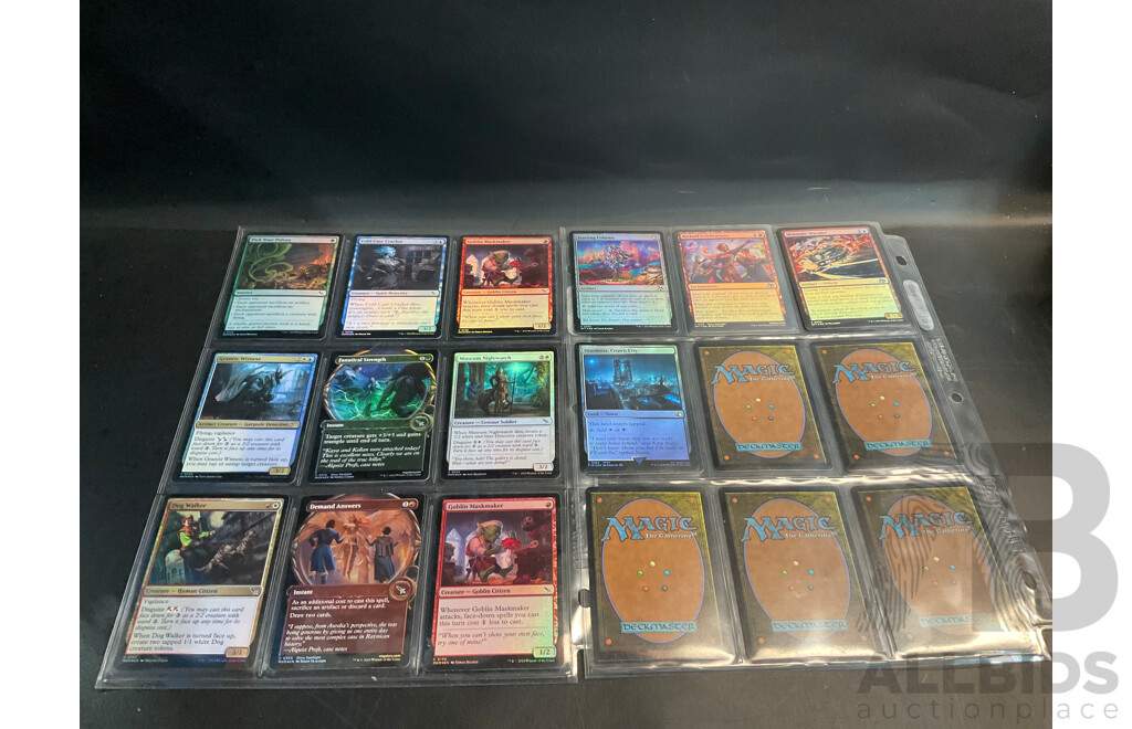 Magic: the Gathering Over 120 Foil Cards with 700 Loose Trading Cards