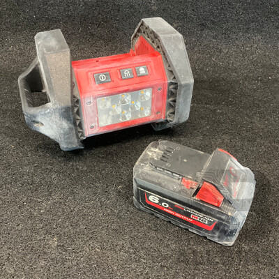 MILWAUKEE 18V LED Area Light (M18 AL) with 6.0Ah Battery