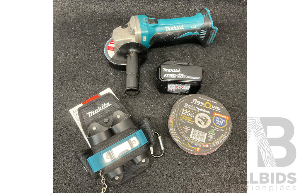 MAKITA 18V Angle Grinder (DGA452) with 3.0Ah Battery, Assorted Cutting Disks and Makita Holder
