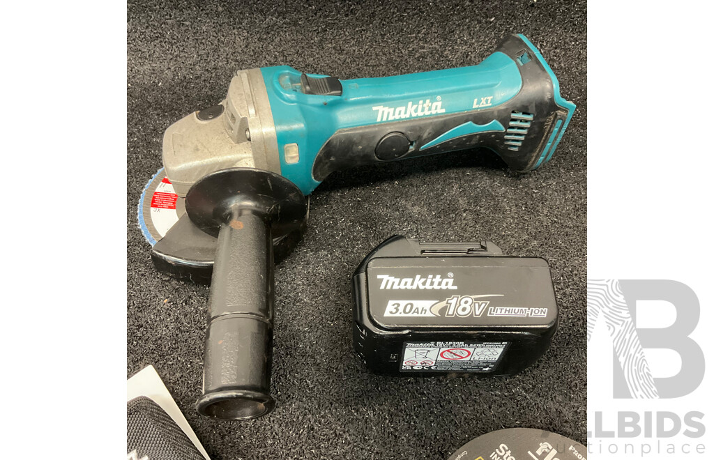 MAKITA 18V Angle Grinder (DGA452) with 3.0Ah Battery, Assorted Cutting Disks and Makita Holder