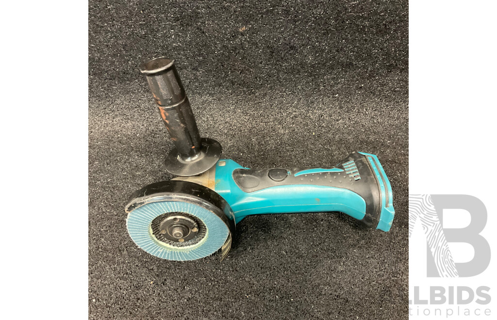 MAKITA 18V Angle Grinder (DGA452) with 3.0Ah Battery, Assorted Cutting Disks and Makita Holder