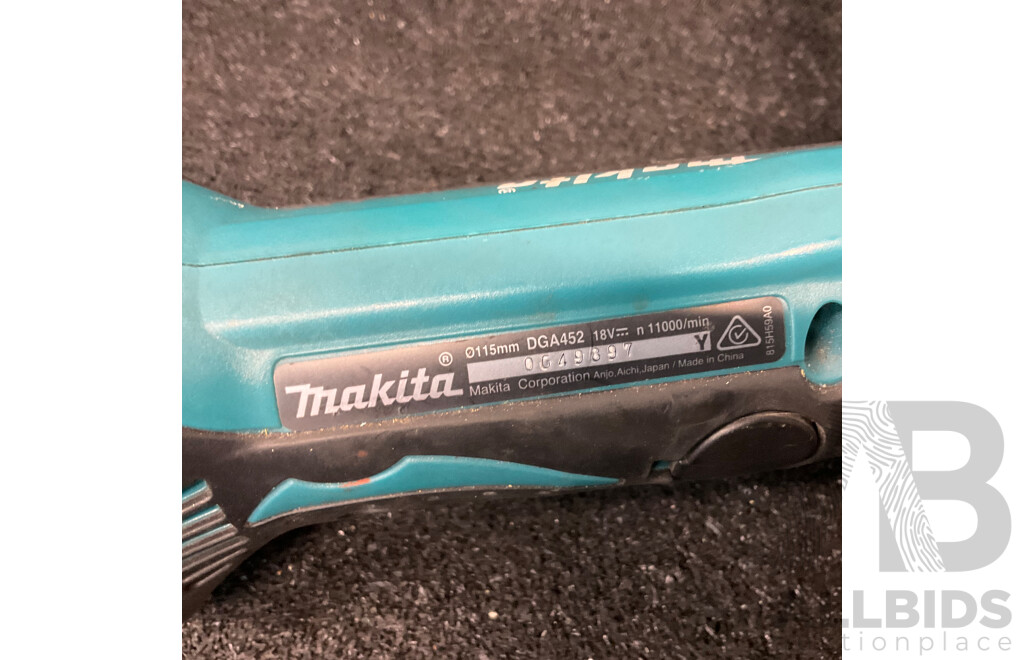 MAKITA 18V Angle Grinder (DGA452) with 3.0Ah Battery, Assorted Cutting Disks and Makita Holder
