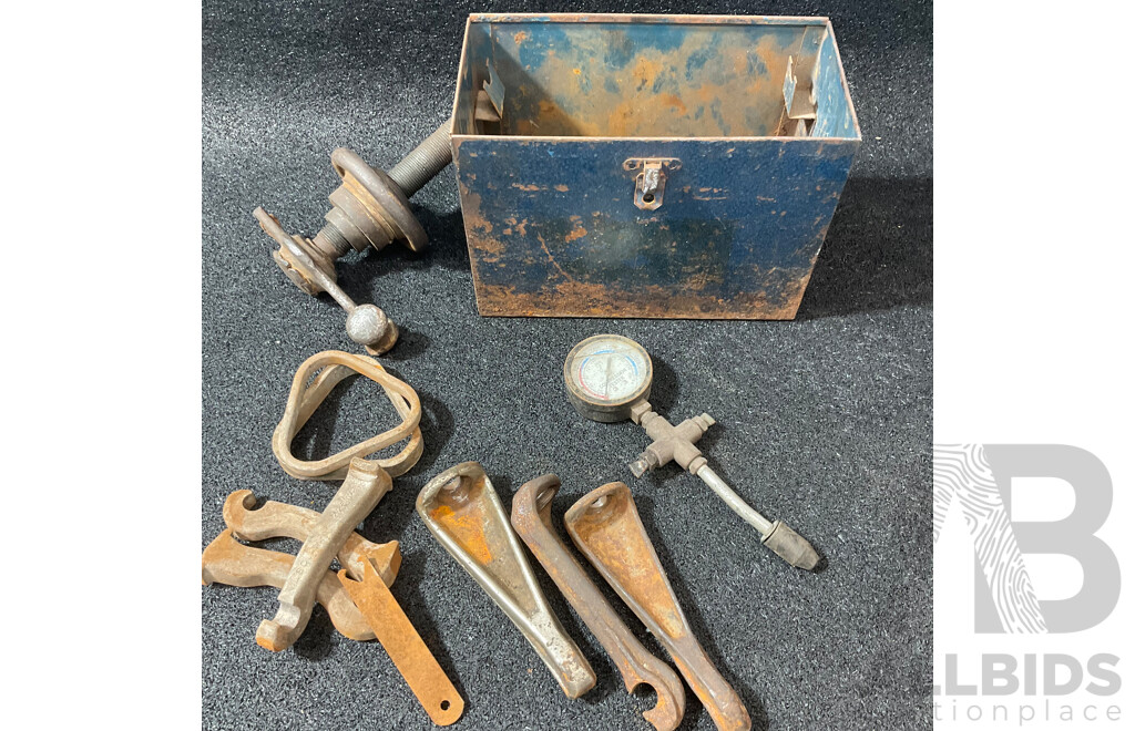 Vintage 4 1/2'' Bench Vise and Compression Tester