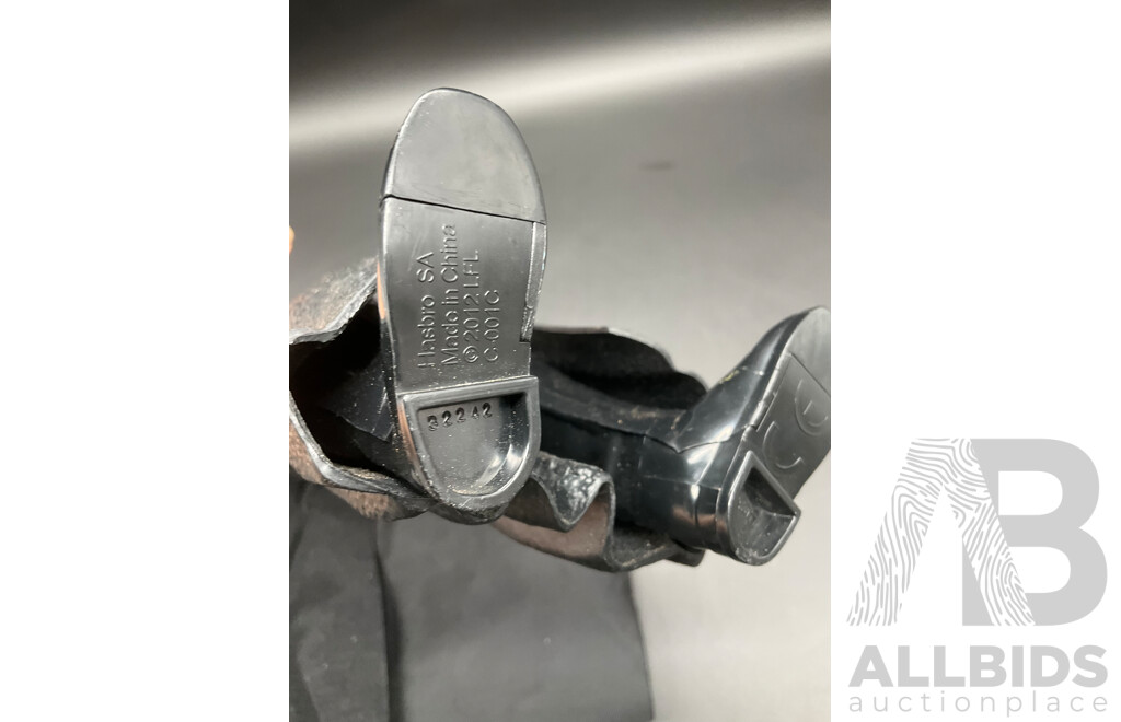 STAR WARS Action Figure (Hasbro SA) and Assorted SKIGUARD Camouflage Snake Gaiters - Lot of 4