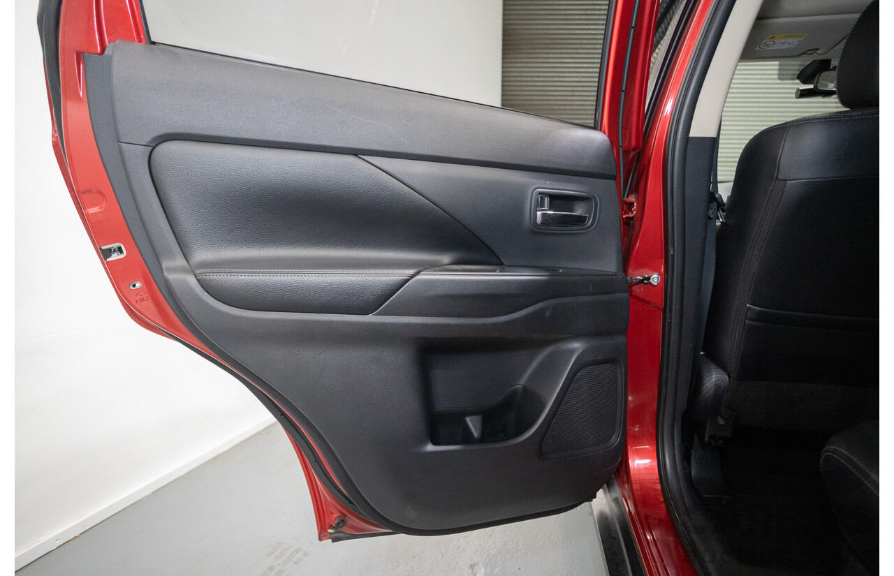 11/2014 Mitsubishi Outlander Aspire (AWD) ZJ MY14.5 4D Wagon Rally Red Metallic Turbo Diesel 2.3L