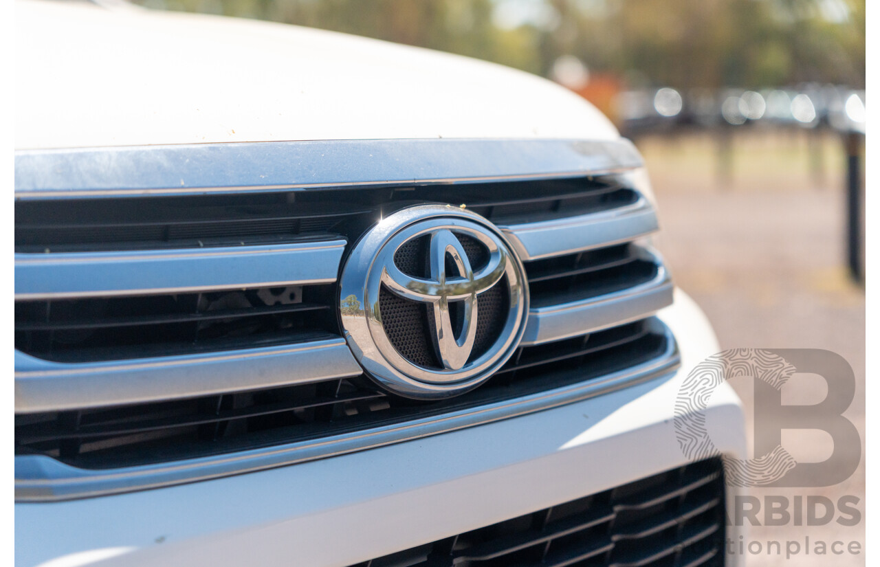 12/2017 Toyota Hilux SR5 (4x4) GUN126R Dual Cab Utility Glacier White Turbo Diesel 2.8L