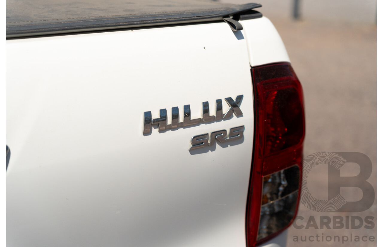 12/2017 Toyota Hilux SR5 (4x4) GUN126R Dual Cab Utility Glacier White Turbo Diesel 2.8L